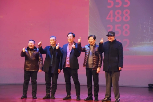 2019年，沈根榮董事長(zhǎng)在德威三十三周年慶典上與26年前的合伙人合影